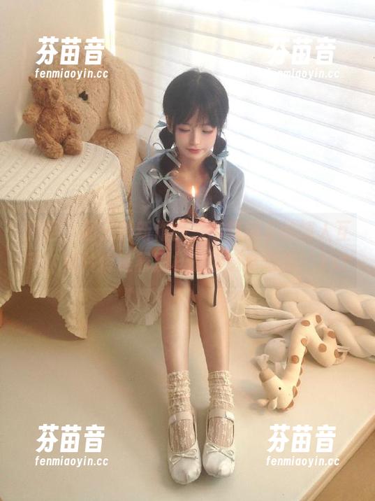 丽柜 - 团子最新作品，与梦境里的情人互动，照片传递着别样的情感与幻想！.txt