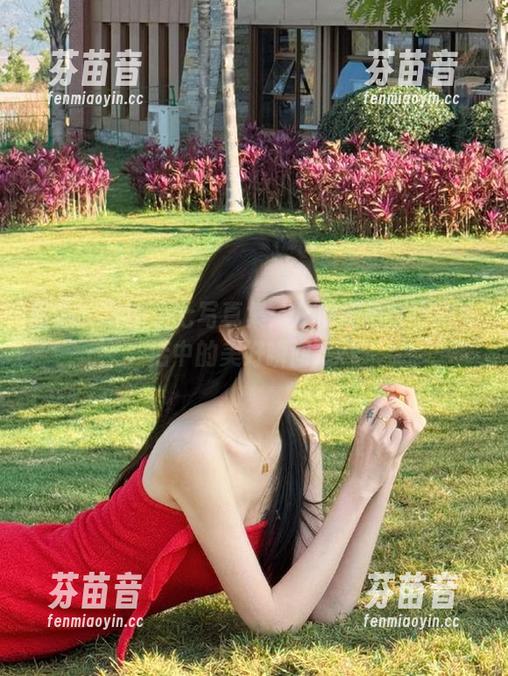 丽柜-小七 丽柜 - 最新小七写真集:从厨娘角度诠释生活中的美好瞬间.txt