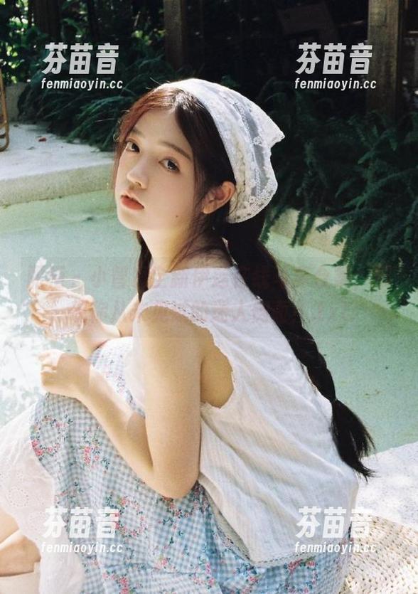 丽柜 - 小智贤全新伊莲在线写真合集，展现你从未见过的迷人侧面！.txt