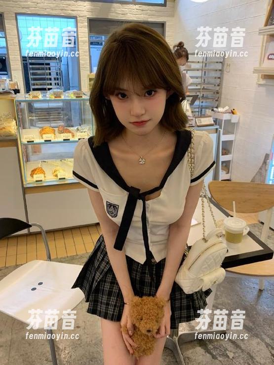丽柜 - 心心奶牛写真美图套图，带你走进一个梦幻般的视觉新世界！.txt