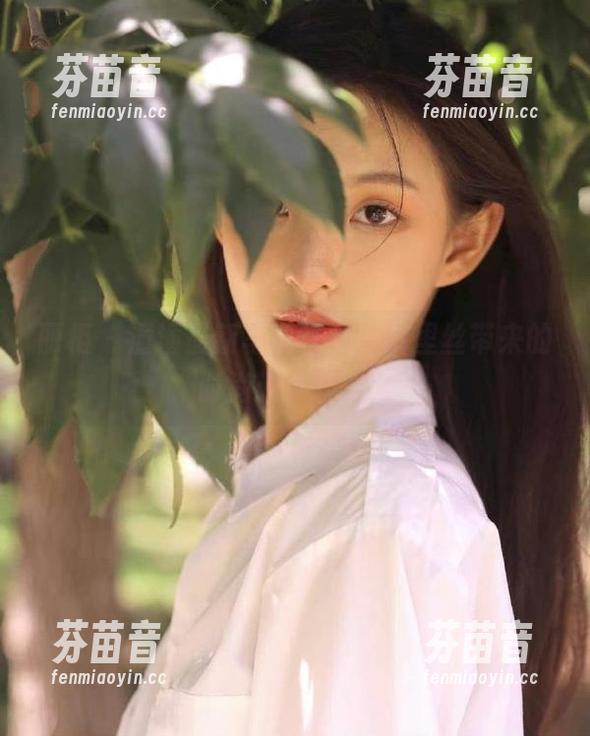 丽柜 - 潼潼最新写真作品，裤里丝带来的时尚新体验.txt