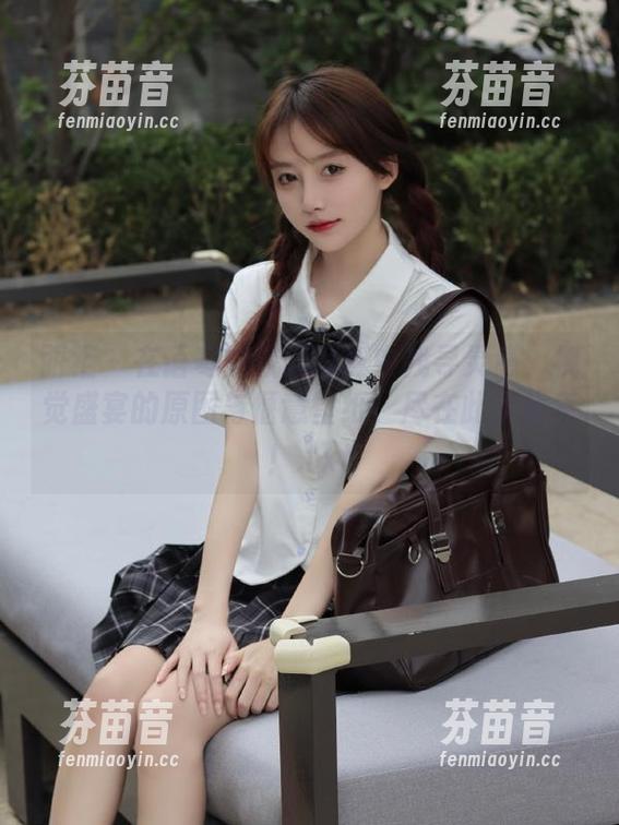 丽柜 - 在语寒的校园写真中找寻灵感：视觉盛宴的原图与惬意壁纸，尽在此次分享！.txt