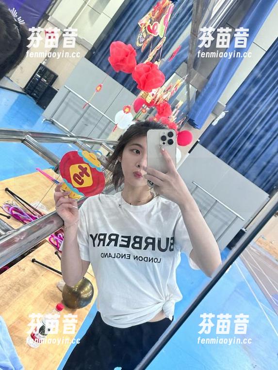 丽柜 - 免费下载！超高清“钟情”学姐写真，宅家也能追星！.txt