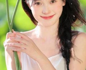 丽柜 – 里程碑之作：钟晴的最新吊带写真作品，惊艳你的视觉体验.txt