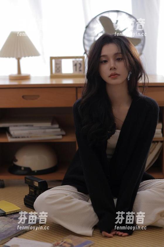 欣赏乔依丝悬念绪动：吊带作品图包赋予你无限灵感与创意.txt