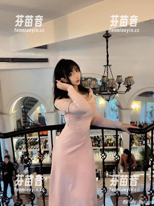 无圣光下的魅力：九曲Jean黑色睡衣学姐美图展现无限风情.txt