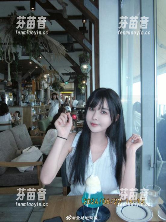亚马逊鲶鱼 随亚马逊鲶鱼共赏她的礼服写真作品,细腻与优雅交织的视觉盛宴!.txt