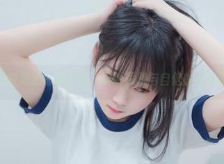 依依超级懒美足写真合集，展现优雅与自信的完美结合.txt