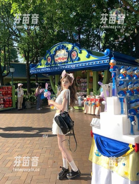 克拉女神 - 华丽变身：依娜丝学姐最新作品图库不容错过.txt