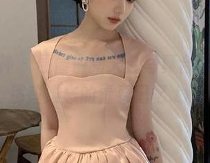 克拉女神 – 僮僮最新天台写真合集，重温那些难忘的青春记忆.txt