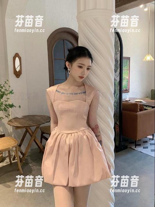 克拉女神 - 僮僮最新天台写真合集，重温那些难忘的青春记忆.txt