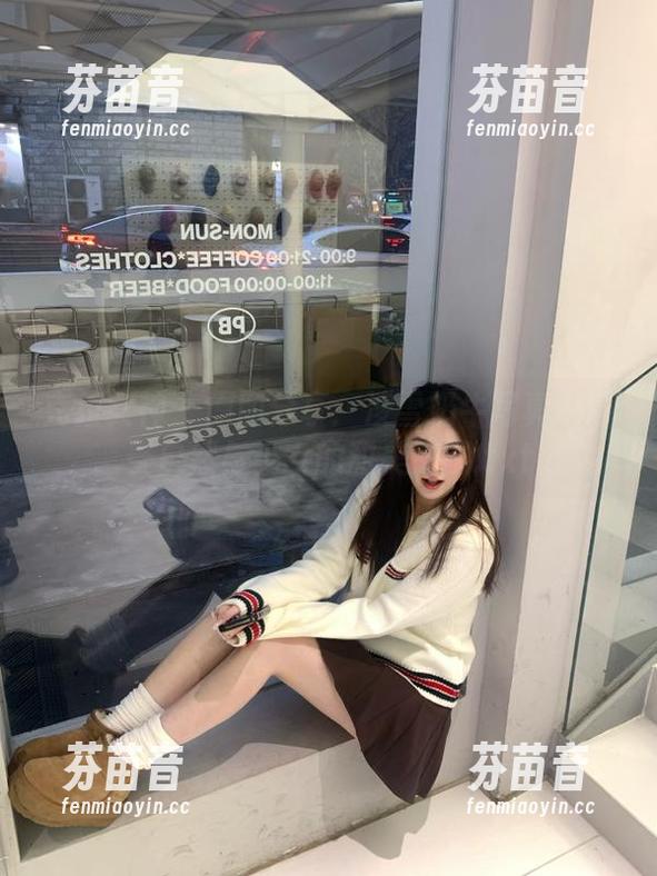 克拉女神 - 原图分享：凌雪奶牛写真中感受自然与少女的甜美交融.txt