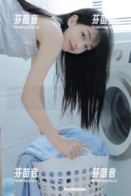 克拉女神 - 时尚与纯粹共存：宋智珍的白色主题写真图集向你展现独特魅力.txt