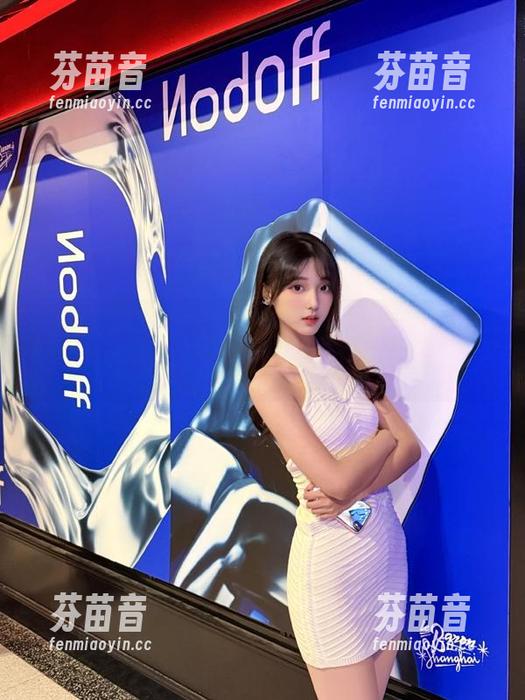 克拉女神 - 小芹女仆独特风格：最新写真合集图片，领略她的无限魅力.txt
