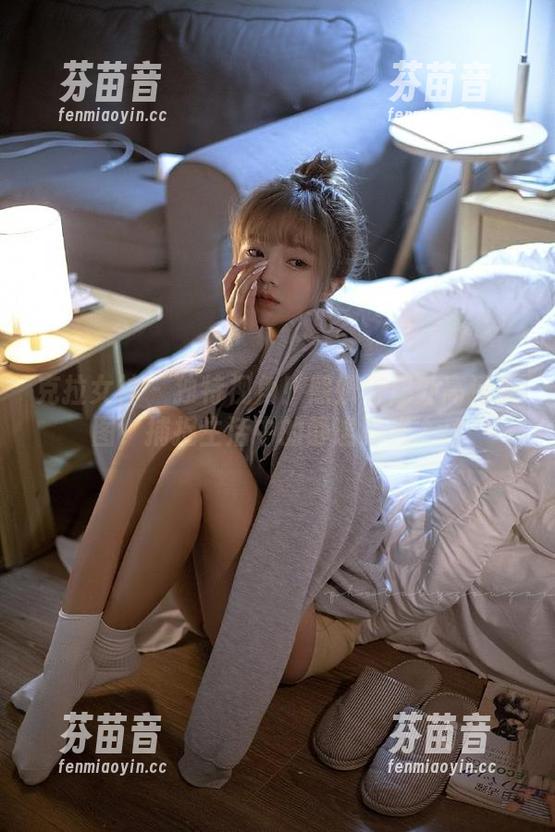 克拉女神 - 独特视角！熙妍与户外高清美图，捕捉生活中的静谧时光.txt