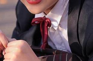 克拉女神 – 王睿制服写真集：高清图片捕捉她优雅与自信的瞬间，每一幅都是视觉的盛宴.txt