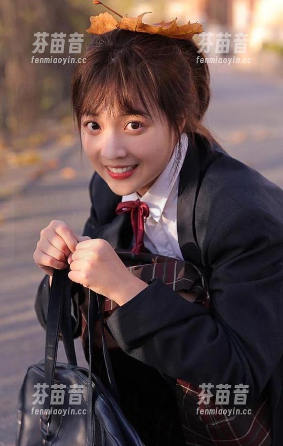克拉女神 - 王睿制服写真集：高清图片捕捉她优雅与自信的瞬间，每一幅都是视觉的盛宴.txt