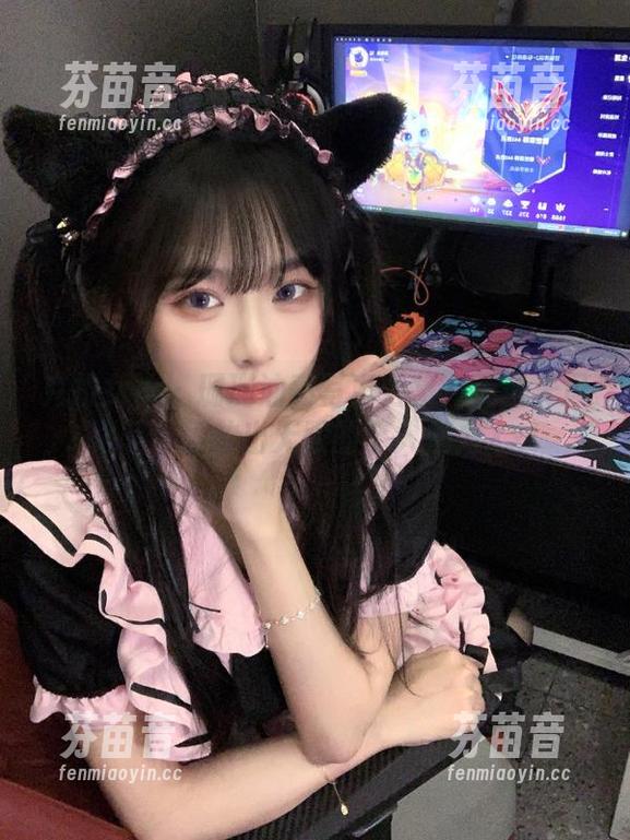 克拉女神 - 珊珊油亮写真合集：无圣光风格下，释放出无限的个人魅力.txt