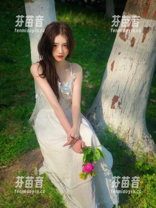 克拉女神 - 私拍校服的菲菲合集：展现细腻情感与青春风采.txt