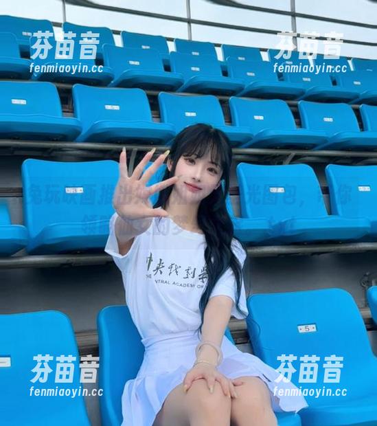 兔玩映画推出嫦娥姐姐无圣光图包，带你领略仙女的梦幻之旅。.txt