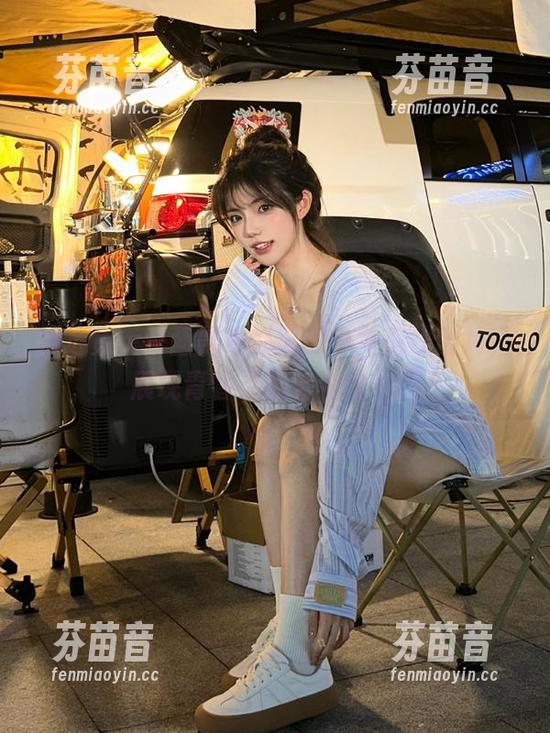 精选兔玩映画黑色制服的少女在线图片，展现青春活力与个性.txt