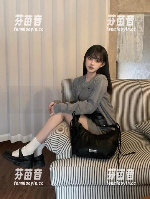 兔玩映画 兔玩映画独家推出:让人心动的巧克力天使与露背毛衣写真美图!.txt