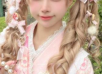 红裙下的柔情：冲田凛花rinka精选COS写真展示别样风采.txt