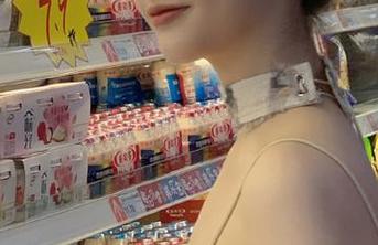 初夏女神 – 安妮的毛衣风情：精选图片捕捉每一个温暖瞬间.txt