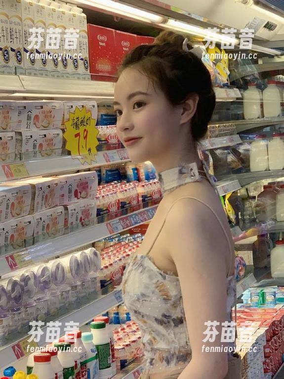 初夏女神-安妮 初夏女神 - 安妮的毛衣风情:精选图片捕捉每一个温暖瞬间.txt