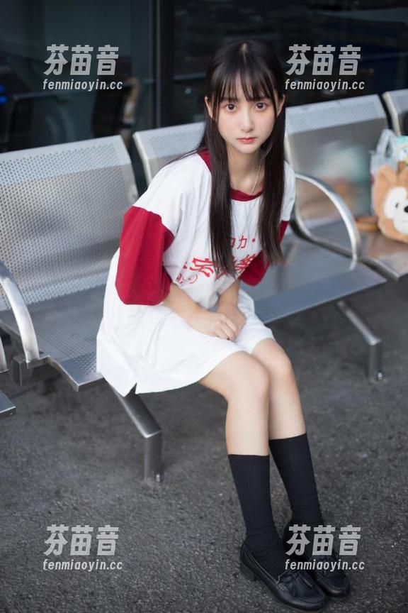 南国足艺 - 黑丝美脚诱惑来袭，静儿私拍套图让你目不转睛心跳加速.txt