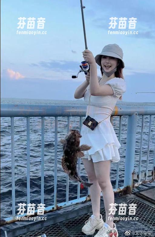 “叉子宝宝”带来的长腿美图套图，完美展现她的动人魅力！.txt