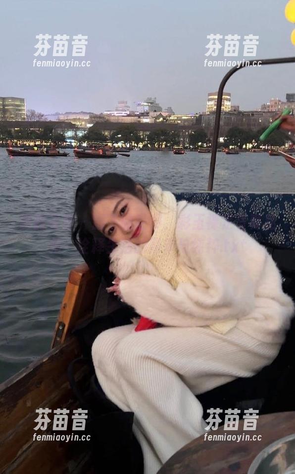 唐韵写真 - 脚下的世界，彩玉裸足写真私拍，诠释生活的简单与纯粹.txt