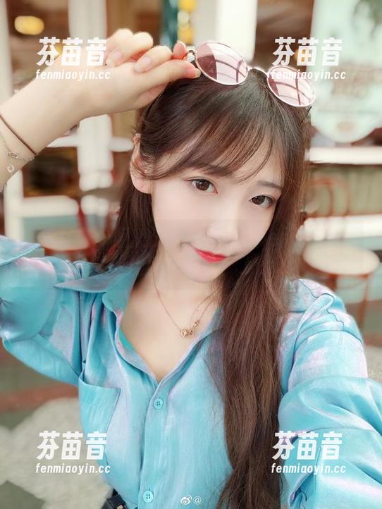 唯美写真：照美少女啾小妍Deer化身金发芭比图包分享！.txt