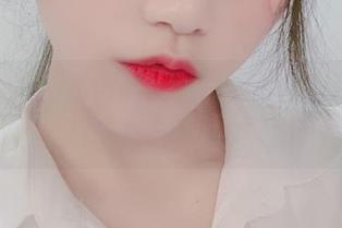 啾小妍最新高清套图，尽显“金发芭比”的梦幻气质与时尚魅力.txt