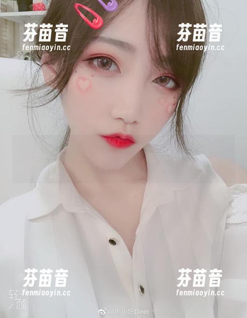 啾小妍最新高清套图，尽显“金发芭比”的梦幻气质与时尚魅力.txt