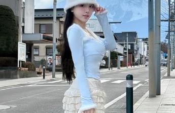 喵写真独家发布：绝美丝袜学妹美图，让你的壁纸焕然一新.txt