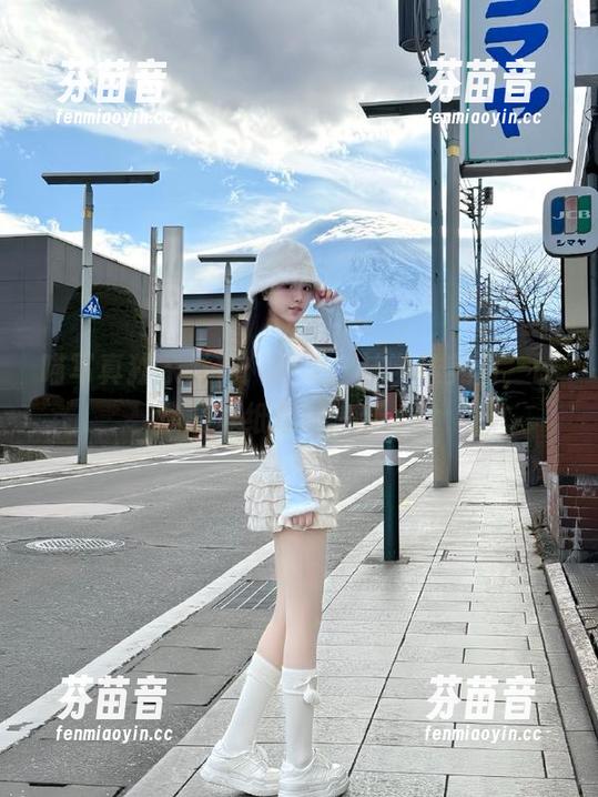 喵写真独家发布：绝美丝袜学妹美图，让你的壁纸焕然一新.txt