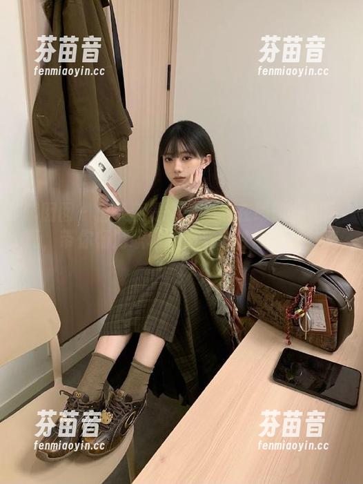 嗲囡囡 - 感受就是阿朱啊的在线职业装写真，带你畅游职场时尚与个性的完美共鸣！.txt