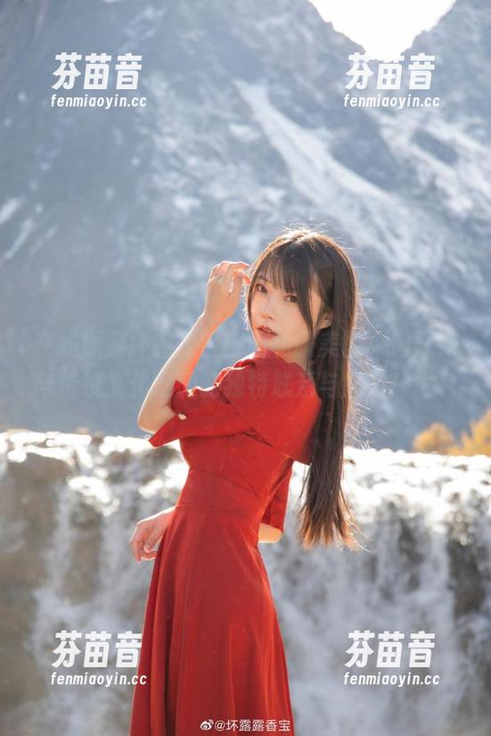 在线探索坏露露香宝的和服美图，揭开她与传统文化之间的独特联系与魅力！.txt