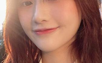 头条女神 – 在这里观看周熙妍的时尚套装写真，带你领略每一秒都是精致的生活艺术.txt