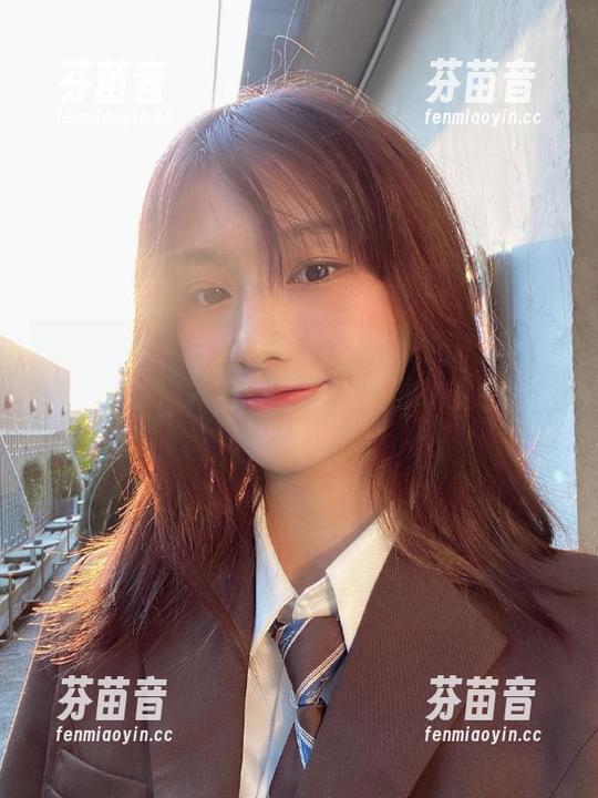 头条女神 - 在这里观看周熙妍的时尚套装写真，带你领略每一秒都是精致的生活艺术.txt