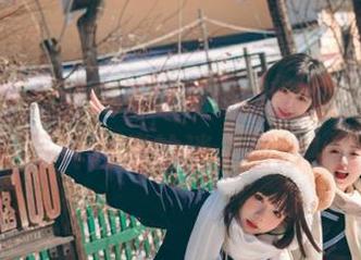 头条女神 – 畅游于水中的大蜜蜜，揭开她泳池写真合集的迷人面纱！.txt