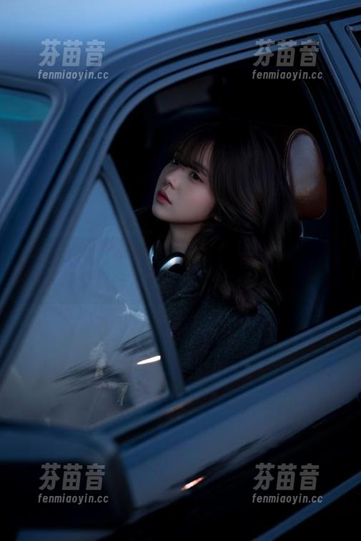 头条女神 - 小晴子肉丝套图精选：让你的眼睛沉醉在她的独特魅力中.txt