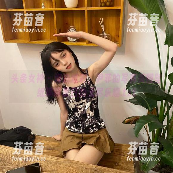 头条女神 - 海边炫彩，尹菲的写真美图壁纸演绎夏日的无尽乐趣.txt