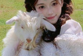 头条女神 – 漫步在文雪的白裙写真图库，领略她的柔美与韵味.txt