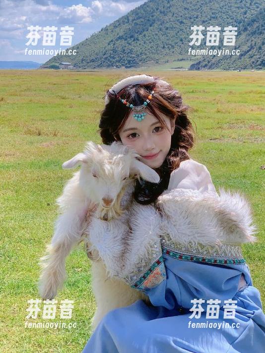 头条女神 - 漫步在文雪的白裙写真图库，领略她的柔美与韵味.txt