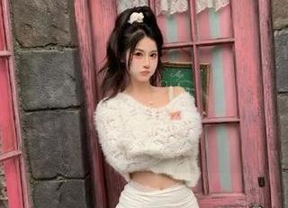 头条女神 – 易阳的比基尼写真大放异彩，壁纸中尽显迷人时刻，唤起无限遐想！.txt