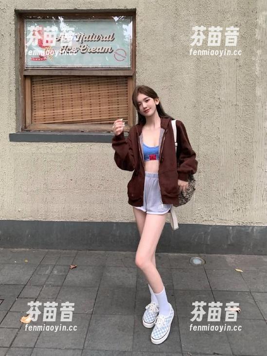 头条女神 - 果儿Victoria灰丝套图精选，展现时尚与个性的绝妙结合.txt