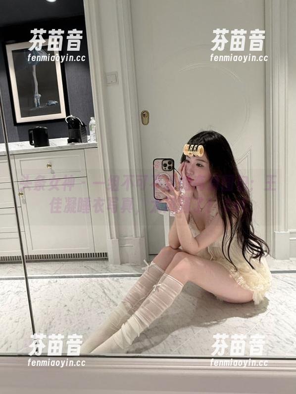 头条女神 - 一组不可不看的高清图包：王佳凝睡衣写真，太风骚了！.txt