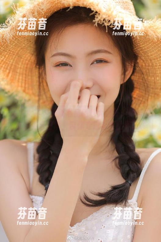 头条女神 - 筱溪私房图包大公开：她与女友的甜蜜日常，带你走进爱情世界.txt